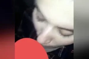 Üniversiteli kız Arkadasına Yağmurda Sakso Çektirip yüzüne Boşalıyor