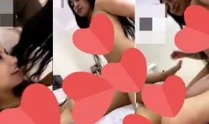 Kendi gibisini bulmuş amcığının üstüne binen Sude